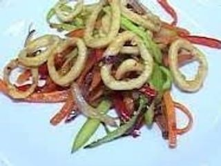 110. Пържени калмари със зеленчуци (400г)