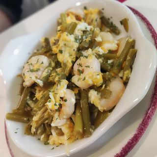 Cazuela De Revuelto De Ajetes Frescos Y Gambas