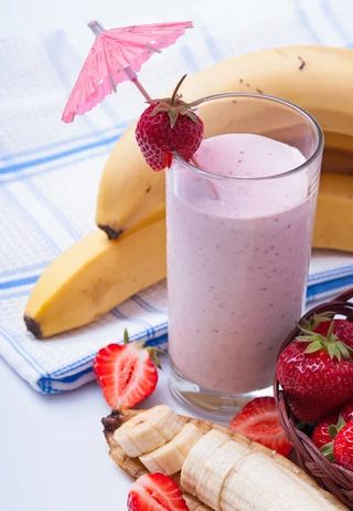 Milkshake cu căpșuni, banană și lapte