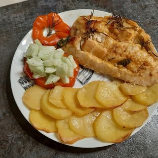 Pierś  kurczaka z serem i pieczarkami, ziemniaki, surówka, zupa