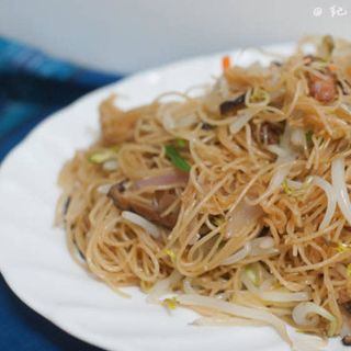 Fideos De Arroz Fritos Con Tres Delicias