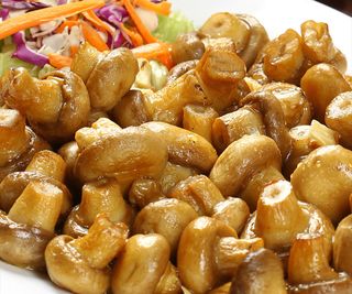 Ciuperci la tigaie cu sos de unt  si usturoi