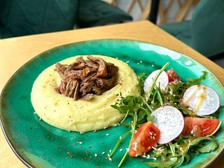 Рвана телятина з гарніром та салатом (300g)