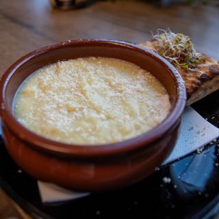 Zupa cebulowa zapiekana z ciastem francuskim