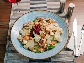 Salata Caesar cu pui, bacon si vinegreta de anchois