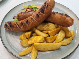 Cârnați câmpenești cu cartofi wedges