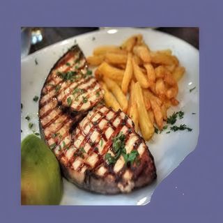 Pesce spada ai ferri e patatine fritte