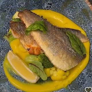 Філе дорадо або сібасу з кремом із цвітноїї капусти та брокколі