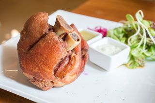 Запечен свински джолан (300г)