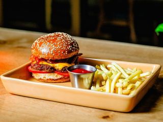 Чізбургер з копченим беконом (300/150/50g)