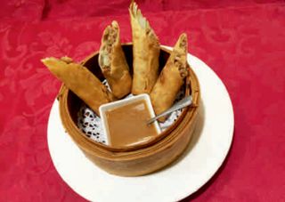 6- Rollito de pato con salsa Tamarindo