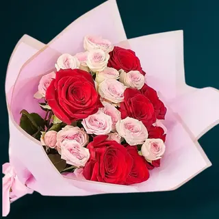 Buchet trandafiri rosii si miniroze roz