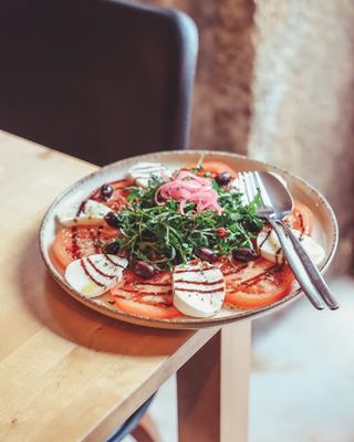 3. Caprese Balsâmica (Vegetariano)