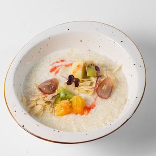 Рисовая каша с фруктами и миндальными хлопьями