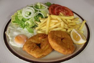 Merluza Rebozada, Croquetas, Patatas y ensalada