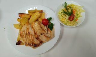 Piept pui la gratar, garnitura, salata varza