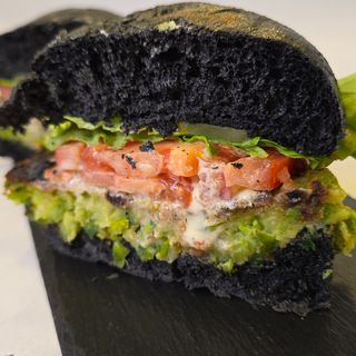 Vegan burger sa graškom i pomfrit