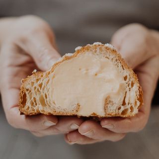 Cruffin relleno de crema 