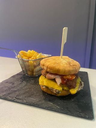 Hamburguesa Con Papas 100% Vacuno (Beer Zone)