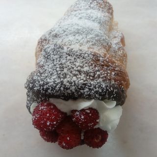 CORNETTO DI PASTA SPOGLIA CON PANNA E FRAGOLINE