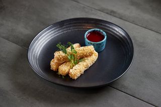 Смажена моцарела з Ягідним соусом (150/40г)