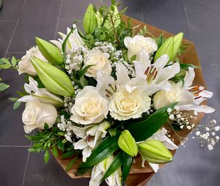 Ramo de lilium blanco y rosas blancas.