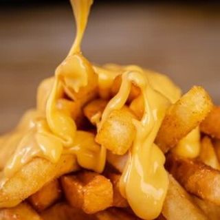 Ración De Patatas Fritas Con Queso