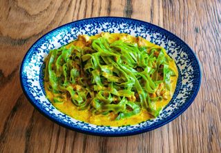 Tagliatelle verdi all´Indiana con pollo e curry