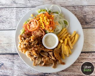 Carne kebab, ensalada y papas 