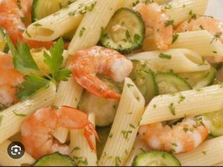 Pasta casera con zucchina e gamberi 