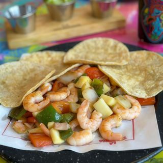 Alambre de camarón al mojo de ajo