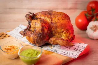 1 Pollo Solo tamaño Mediano Al Carbón + 3 salsas