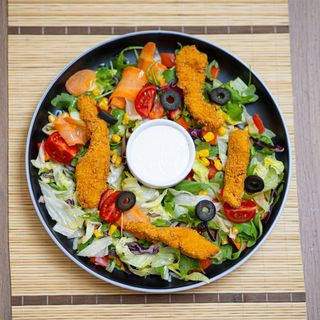 Salata cu piept de pui crispy si sos tzatziki