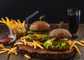 2 burgere duble de pui +  2 Cartofi asortați +2  băutură la alegere