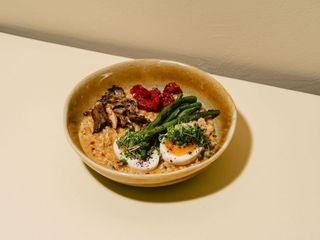 Вівсянка солона з в'яленими чері та спаржею