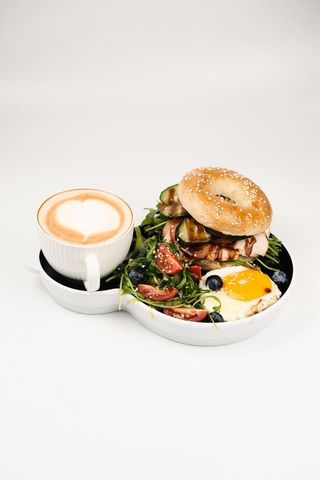 Бейгл с курицей с соусом унаги