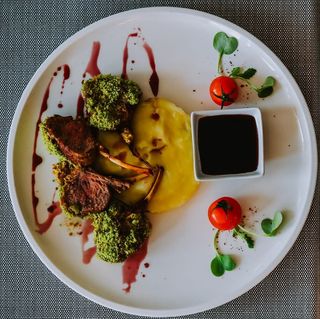 Jagnjeći kotlet na krompir pireu sa tartufima 400 gr