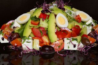 Свежа салата с авокадо (400г)