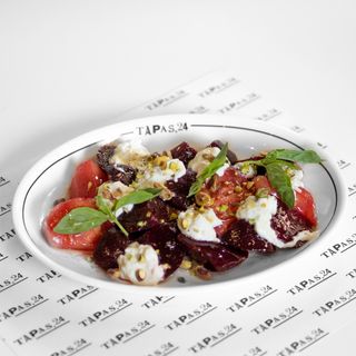 Ensalada de Remolacha, Tomate, stracciatella y Pistachos