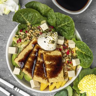 Поке з омлетом, тофу та овочами