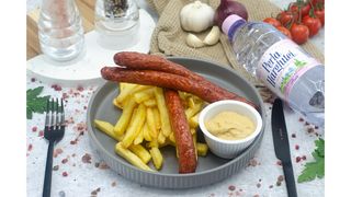 Carnati prajiti,cartofi prajiti,mustar,apa plata