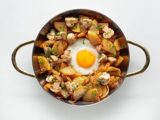 Пательня з яєчнею, смаженою картоплею та грибами