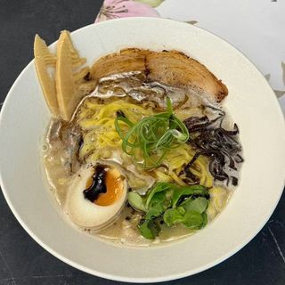 Ramen all'aglio nero
