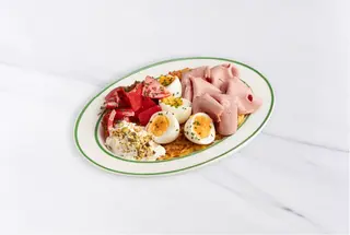 Картофельный драник со страчателлой, мортаделлой, яйцом и томатами