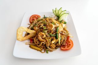 D1C Tallarines Japoneses Salteados con verduras,Gambas y huevo 