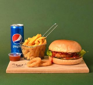 Veggie burger, pomfrit & Pepsi 0.33l