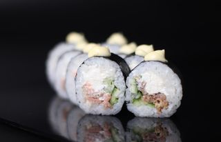 ФУТОМАКІ з грильованим лососем 