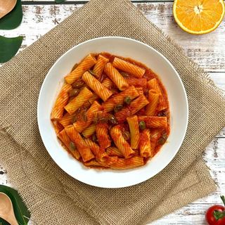 Rigatoni con pomodori datterini, olive lecchino e capperi - 479 kcal