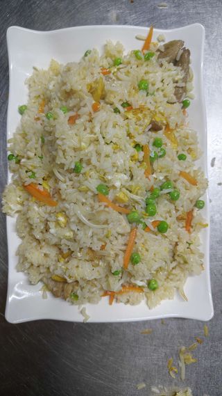 Пържен ориз с пилешко, телешко и свинско (700г)