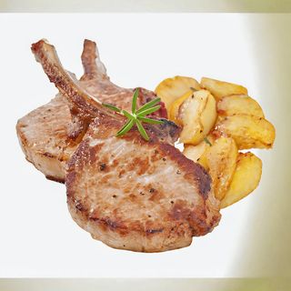 Chuletas de cordero a la brasa con guarnición